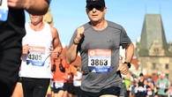 El médico que no deja de correr para homenajear a quien fuera su paciente… y amigo