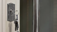 Por qué tantas personas vuelven a comprobar si cerraron la puerta: la psicología explica que no es un simple despiste