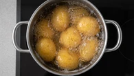 Ni se te ocurra hervir patatas sin este ingrediente: "Ayuda a que mantengan su forma" según los expertos