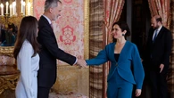 Ayuso sorprende en el Palacio Real con el traje turquesa más poderoso de firma sevillana: diseño arquitectónico y efecto tipazo por 1.200 euros