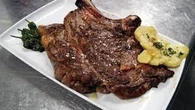 La surrealista reseña de un cliente: "Soy vegano, me obligaron a comer un chuletón y pisaron el rabo a mi gato"