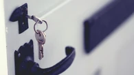 Así es la escandalosa técnica de okupación con el propietario en la misma puerta: 'El cerrajero de TikTok' denuncia su último caso