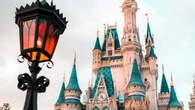 Un turista muere en un parque de atracciones de Hong Kong tras desvanecerse mientras viajaba con su esposa