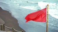 Ingresado un socorrista que auxiliaba a un hombre que ignoró la bandera roja en Cádiz