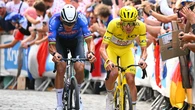 El vídeo del final del Tour más espectacular: Van der Poel despega a Pogacar, aguante el tirón del pelotón y gana en París