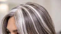 Mezclar bicarbonato y romero: el remedio casero que ayuda a cuidar las canas de forma natural
