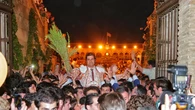 Morante corta las calles de Sevilla y se lo llevan al hotel a hombros