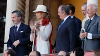 La Infanta Elena tiene el look de los toros en Sevilla que nunca falla: sombrero cordobés, flor XL y los colores de la Feria