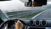 El error de muchos conductores: ir más rápido no te hace llegar mucho antes
