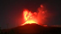 El volcán Lewotobi Laki-Laki vuelve a entrar en erupción en Indonesia