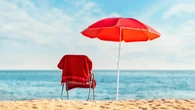 La Ley de Costas lo confirma: esta es la multa por dejar la sombrilla “reservando sitio” en la playa