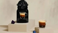 Si la encimera ya no da para más, la Nespresso Inissia apenas ocupa hueco y está rebajada