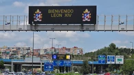 Madrid da la bienvenida a León XIV con escudos papales en los paneles luminosos