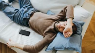 Un experto en descanso destapa el daño irreparable que provoca dormir con el móvil en la habitación: "Da igual que lo tengas en modo avión"