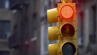 ¿Puedo enviar un mensaje de whatsapp con el semáforo en rojo? Esto dice la ley