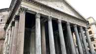 Un turista japonés muere al caer desde siete metros al foso del Panteón de Roma