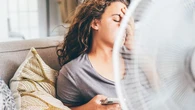 ¿Tienes problemas para dormir con el calor? Un experto recomienda dormir con calcetines húmedos
