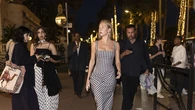 Ester Expósito confirma el vestido de rayas como el gran uniforme chic de una noche de verano en Cannes