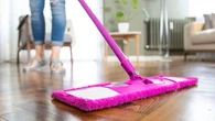 Cómo limpiar y hacer brillar el suelo de madera con un ingrediente que todos tenemos en casa