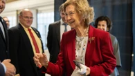 La Reina Sofía deslumbra en su viaje institucional con blazer roja y collar de ojos turcos