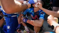 El vídeo del brutal accidente de Einer Rubio en el Tour al chocar con un coche por el colapso de gente: 20 puntos en la cara