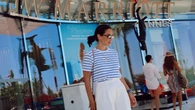 Tamara Falcó presume en Cannes del look más parisino del verano con una camiseta de rayas y pantalones blancos anchos