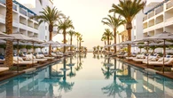 El sutil rumor del Mediterráneo que disuelve la prisa entre la costa de Marbella y Estepona