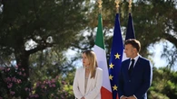 Macron y Meloni entierran el hacha de guerra en Antibes 