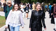 Cómo combinar los vaqueros anchos: 5 looks de oficina sin perder la elegancia