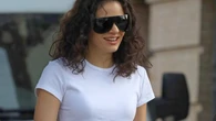 Rosalía revoluciona Sevilla con su look más inesperado: camiseta blanca, falda lencera satinada y sandalias de tacón antes de su gran noche con Netflix
