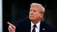 Trump confunde una bandera de EE UU con una manta para dormir: "Me vendrá bien por la noche"