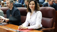 El look de despacho (muy calculado) de Isabel Díaz Ayuso en la Asamblea: camisa blanca y falda sevillana que marca su estilo