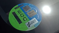Cómo serán las nuevas etiquetas de la DGT en 2026 y cómo comprobar si tienes que cambiarla en tu coche