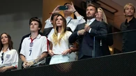 Del impecable total white de Victoria Beckham a la camiseta de Argentina de Antonela Roccuzzo: el otro gran duelo de la semifinal del Mundial