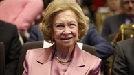 La Reina Sofía estrena traje de Alejandro de Miguel en el CEU: elegancia serena y mensaje institucional en rosa empolvado