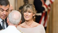 Begoña Gómez no se pierde la misa del Papa León XIV en la Sagrada Familia y apuesta por el vestido negro más minimalista