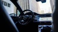 ¿Qué significa el símbolo de la llave en el portavasos del coche?
