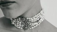 Los accesorios que elevarán tus looks de invitada esta temporada (y seguirás usando después)