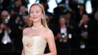 Ester Expósito deslumbra en la alfombra roja de Cannes con un vestido joya de Giorgio Armani Privé y las joyas más exclusivas de Messika