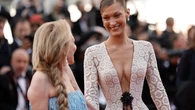 Bella Hadid convierte Cannes en una fantasía de Alta Costura: homenaje a Jane Birkin, vestido de crochet histórico y 22.160 horas de trabajo artesanal