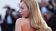 Ester Expósito regresa de Cannes como una diva de Hollywood
