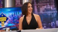 Tamara Falcó arrasa en 'El Hormiguero' con el look de otoño más elegante: chaleco halter y falda satinada blanca