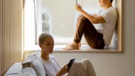 Señales de que estás tratando a tu pareja como si fuera tu hijo (y por qué puede ser un problema)