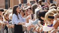 El look de vuelta al cole de la Reina Letizia en La Rioja: camisa de rayas y los pantalones culotte que más estilizan a todas