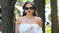 El sencillo accesorio de pelo que Rosalía ha puesto de moda para convertir un look básico en uno memorable