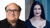 Catherine Zeta-Jones quiere a Danny DeVito en la temporada 3 de ‘Miércoles’