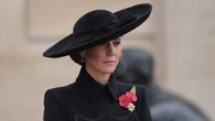 Kate Middleton rinde homenaje con el abrigo negro más elegante del otoño: así se lleva el luto con estilo