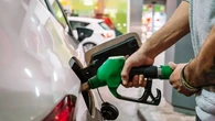 Los carburantes se abaratan, pero amenazan con dispararse en plena operación salida por el fin de las rebajas fiscales: 16 euros más por depósito