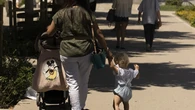 Miles de trabajadores podrán cobrar hasta 350 euros al mes por cuidar a sus hijos: así es la nueva ayuda
