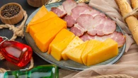 Ni papel de aluminio ni film: el truco inteligente para evitar que el queso y los embutidos se sequen tras abrirlos
